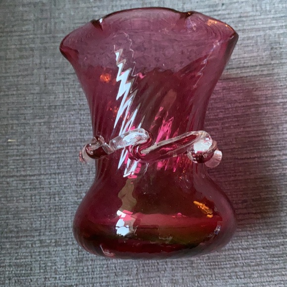 Vtg cranberry glass bud vase w/ applied clear band - Picture 4 of 7